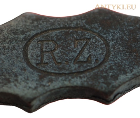 zbliżenie sygnatury R.Z. w owalu na metalowej korbie młynka