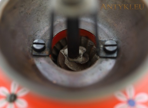 zbliżenie metalowego mechanizmu mielącego wewnątrz miski
