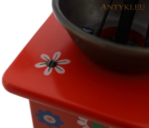 biały kwiat i mocowanie przy misce zasypowej młynka