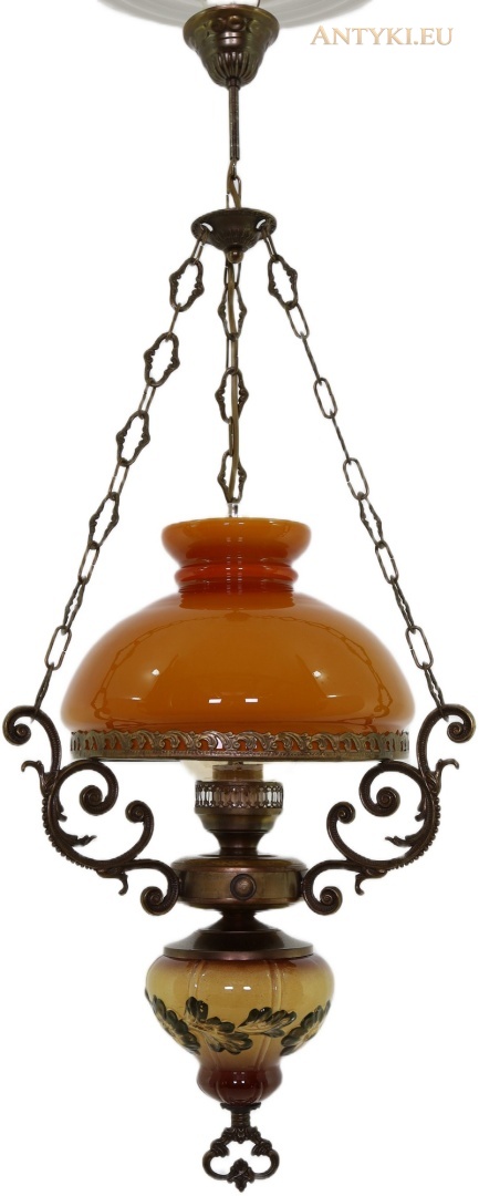 mosiężna lampa wisząca z kopułowym kloszem i kwiatową ceramiką na białym tle