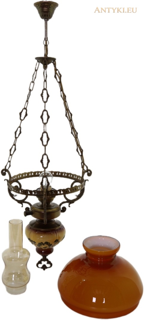 lampa na łańcuchach ze zdjętym kloszem i osobno ustawionym szklanym kominem