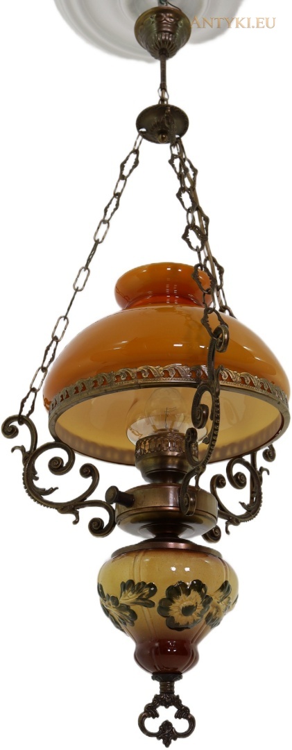 lampa wisząca widziana ukośnie od dołu wraz z podsufitką i łańcuchami