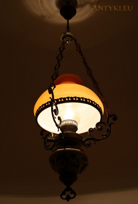 światło lampy widziane od spodu miodowego szklanego klosza