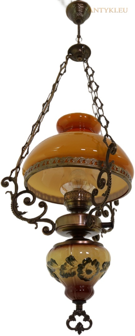 ukośny widok całej lampy z kloszem, ceramiką i mosiężnymi ramionami