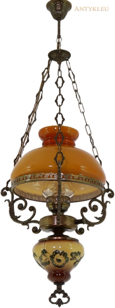 wisząca lampa z kwiatowym korpusem i miodowym kloszem w pełnym ujęciu