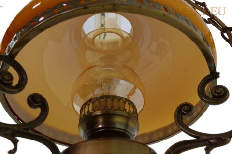 wnętrze szklanego klosza i komin lampy widziane od dołu