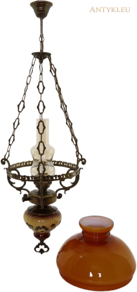 lampa ze szklanym kominem oraz zdjęty miodowy klosz ustawiony obok