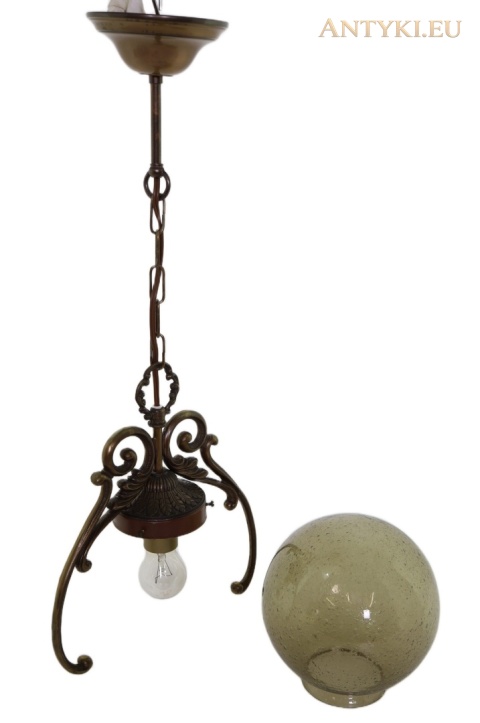 lampa z odłączonym kulistym kloszem i widoczną oprawką