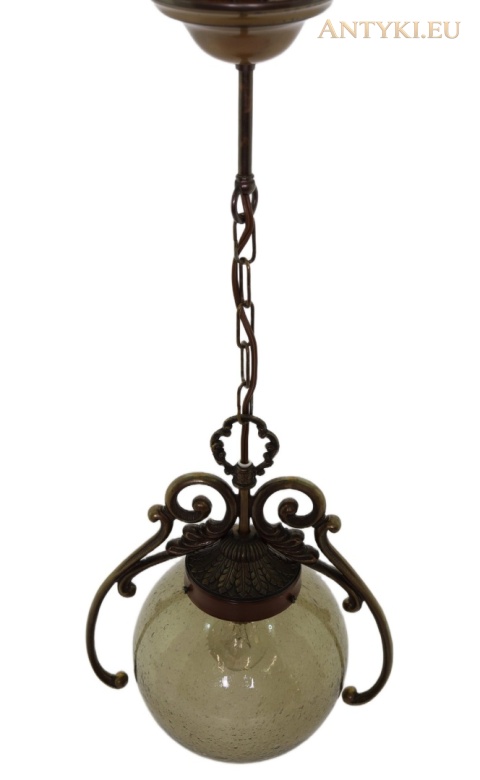 lampa na łańcuchu widziana ukośnie z góry