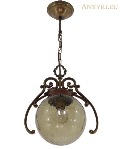 kulista lampa ze szkła bąbelkowego widziana lekko od dołu
