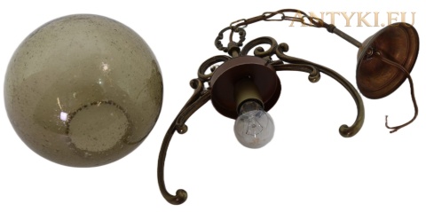 zdjęty szklany klosz obok mosiężnej konstrukcji lampy