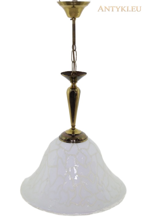 lampa wisząca na łańcuchu z mosiężną podsufitką i białym wzorzystym kloszem