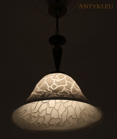 zapalona lampa wisząca z widoczną fakturą wnętrza szklanego klosza