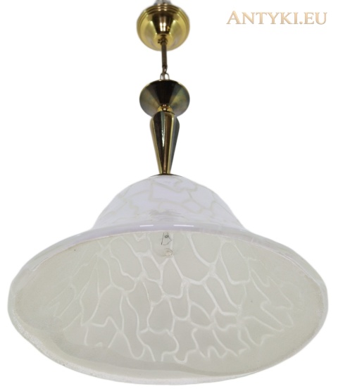 mosiężna lampa sufitowa z szerokim kloszem w ujęciu od dołu