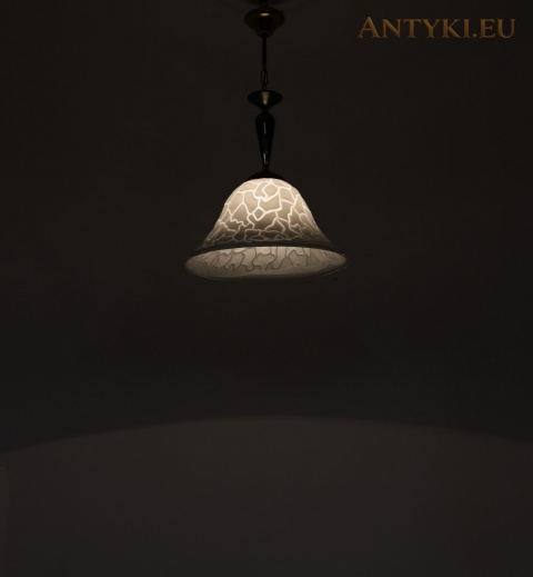 zapalona lampa wisząca na tle ciemnej ściany