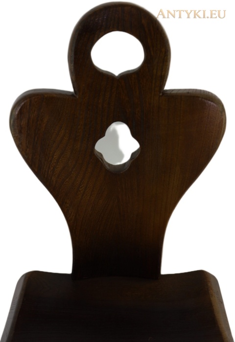 ażurowa dekoracja i usłojenie drewna na oparciu krzesła
