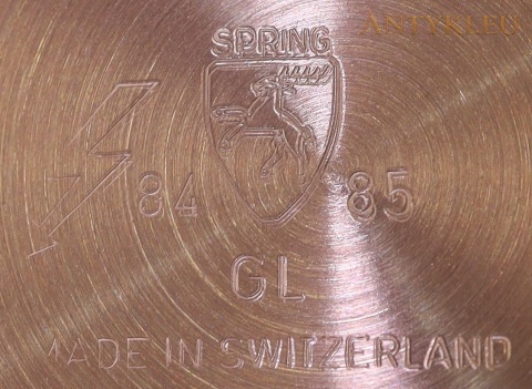 sygnatura na dnie rondla Spring, oznaczenia 84 85, GL i Made in Switzerland