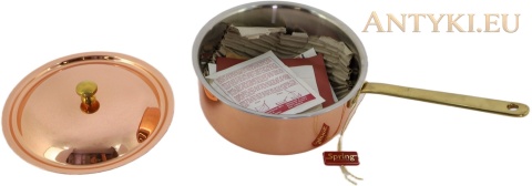 rondel Spring z dokumentami wewnątrz i pokrywką ułożoną obok