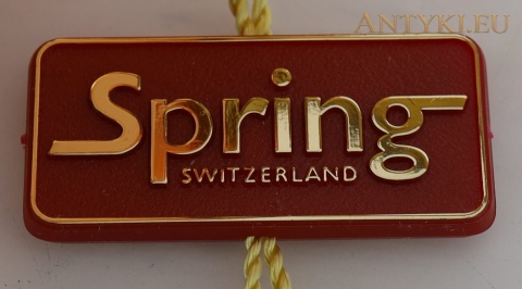 czerwona metka z napisem Spring Switzerland w zbliżeniu