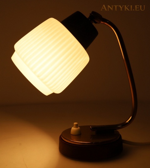 świecąca lampka nocna z boku z mosiężnym ramieniem