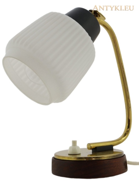 modernistyczna lampka z białym kloszem pochylonym w dół