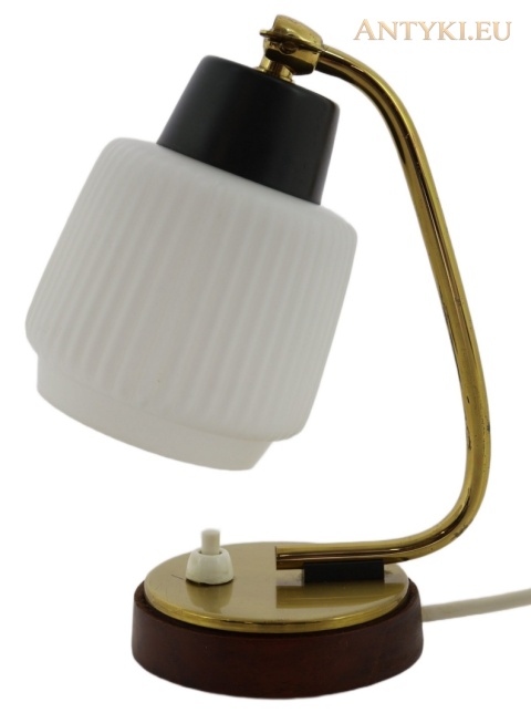 lampka z przegubowym mocowaniem klosza i okrągłą podstawą