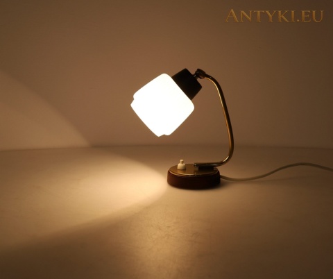 włączona lampka nocna oświetlająca blat