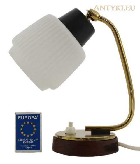 lampka nocna obok pudełka zapałek pokazującego skalę przedmiotu