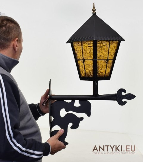 Kuta lampa na kamienice. Zewnętrzna lampa. Zabytkowa latarnia na dom