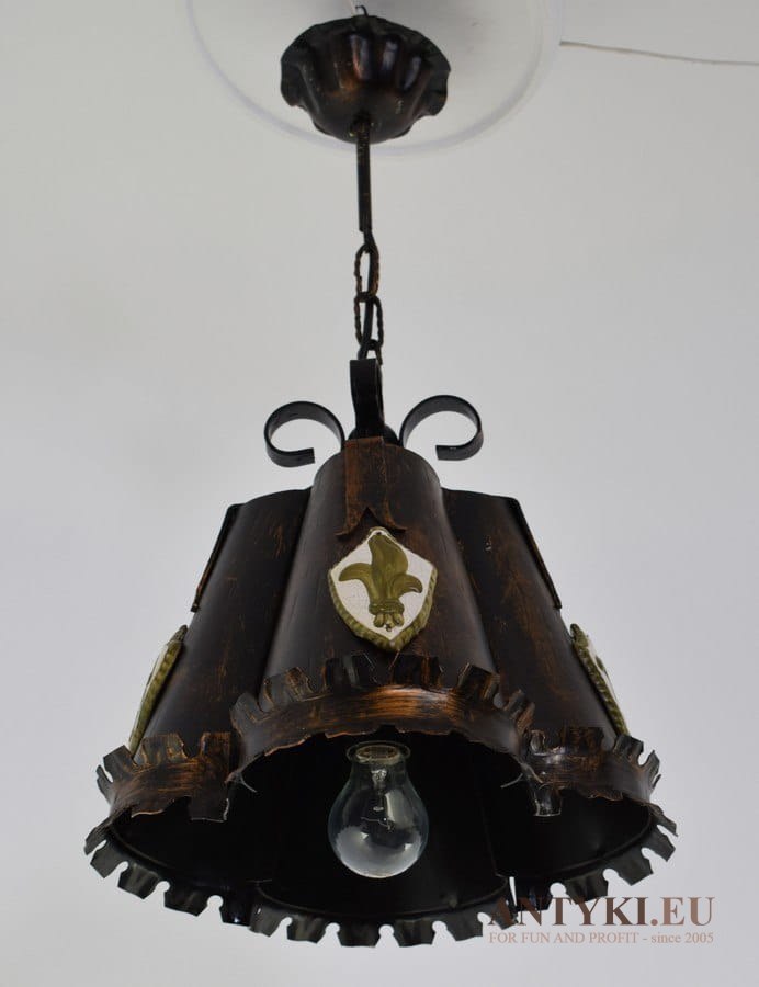 Lampa rycerska templariuszy kuta lampa rustykalna do zamku karczmy oświetlenie do gospody