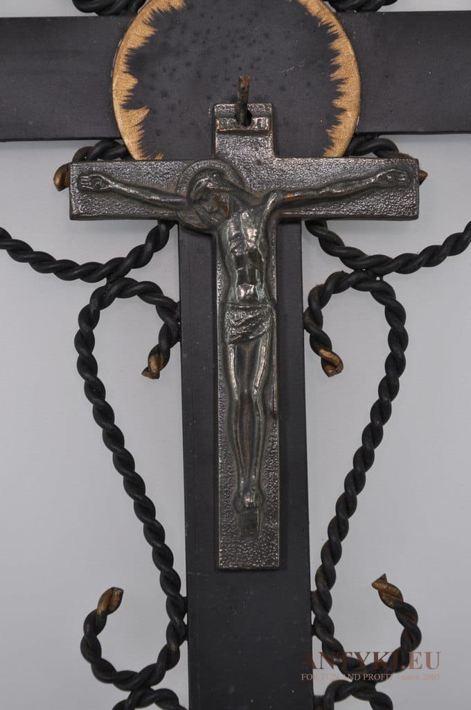 Metalowy rustykalny stary krzyż z Jezusem