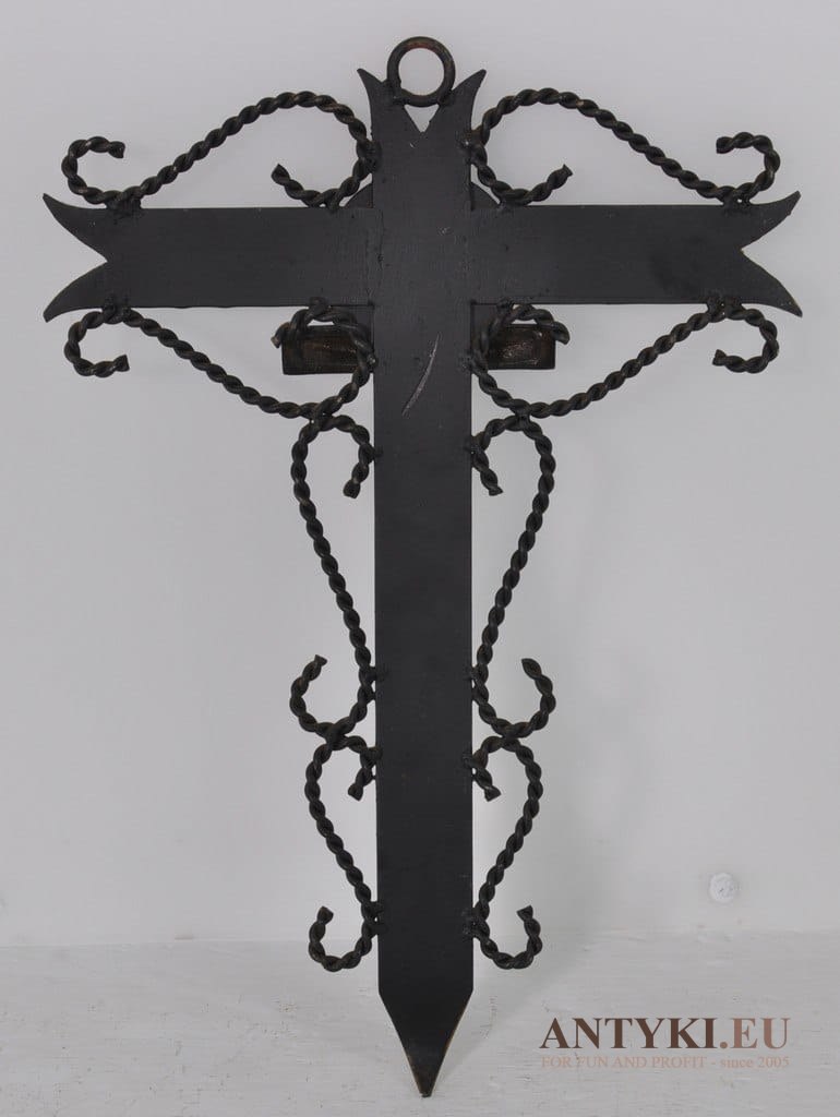 Metalowy rustykalny stary krzyż z Jezusem