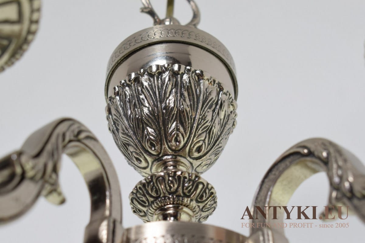 Mały starodawny srebrny żyrandol łazienkowy. Zabytkowa lampa wisząca. Antyki i sztuka.