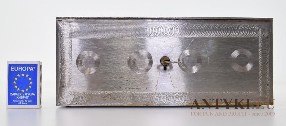 Metalowa skrzyneczka na kase kasetka na pieniądze dokumenty klejnoty