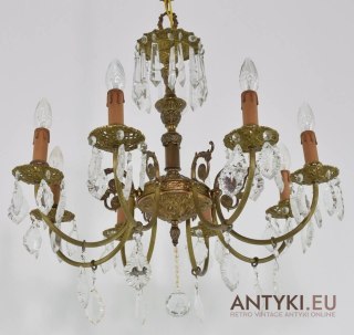 Muzealny żyrandol kryształowy. Starodawny chandelier pałacowy antyk.