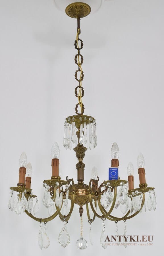 Muzealny żyrandol kryształowy. Starodawny chandelier pałacowy antyk.