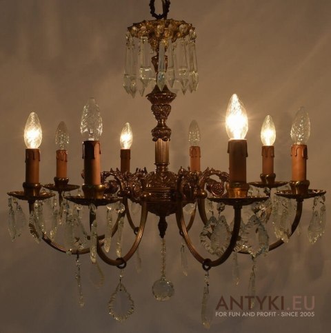 Muzealny żyrandol kryształowy. Starodawny chandelier pałacowy antyk.