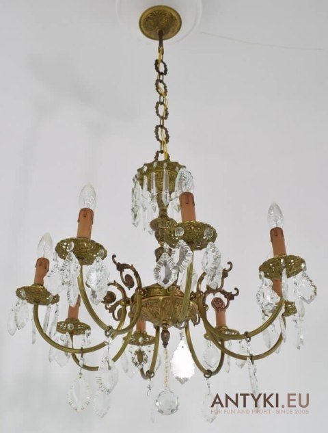 Muzealny żyrandol kryształowy. Starodawny chandelier pałacowy antyk.