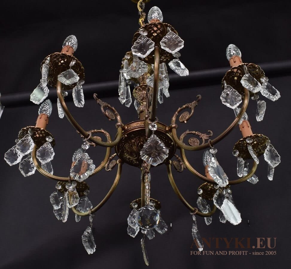 Muzealny żyrandol kryształowy. Starodawny chandelier pałacowy antyk.