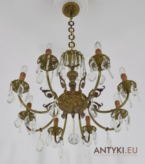 Muzealny żyrandol kryształowy. Starodawny chandelier pałacowy antyk.