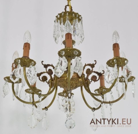 Muzealny żyrandol kryształowy. Starodawny chandelier pałacowy antyk.