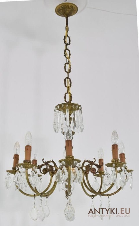 Muzealny żyrandol kryształowy. Starodawny chandelier pałacowy antyk.