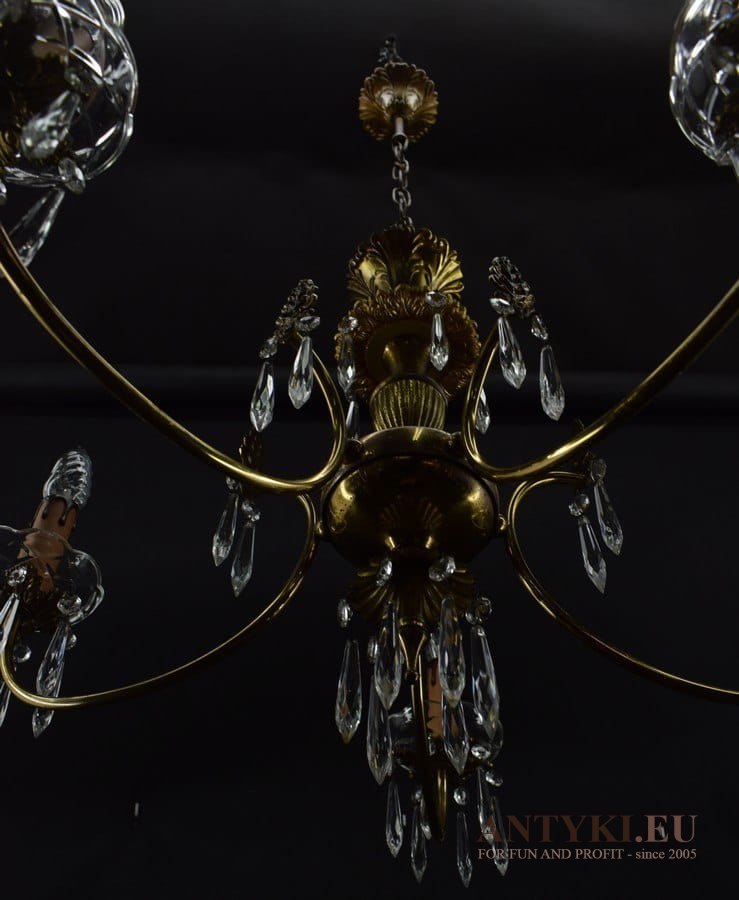 Muzealny żyrandol z kryształowymi zawieszkami lampa wisząca z kryształkami