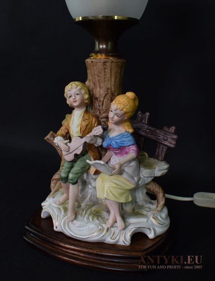 Nostalgiczna lampka babcina na stolik lampa stołowa chłopak ze szkrzypcami i dziewczyna