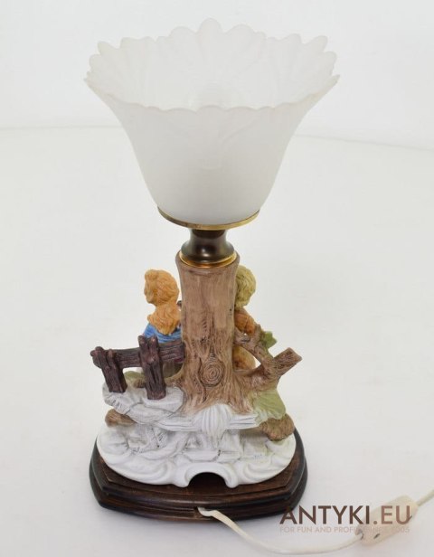 Nostalgiczna lampka babcina na stolik lampa stołowa chłopak ze szkrzypcami i dziewczyna