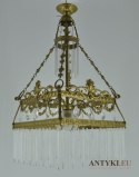 Antyczny żyrandol pałacowy we francuskim stylu. Lampy pałacowe.