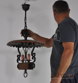 Rustykalna lampa sufitowa do karczmy knajpy dworku gospody