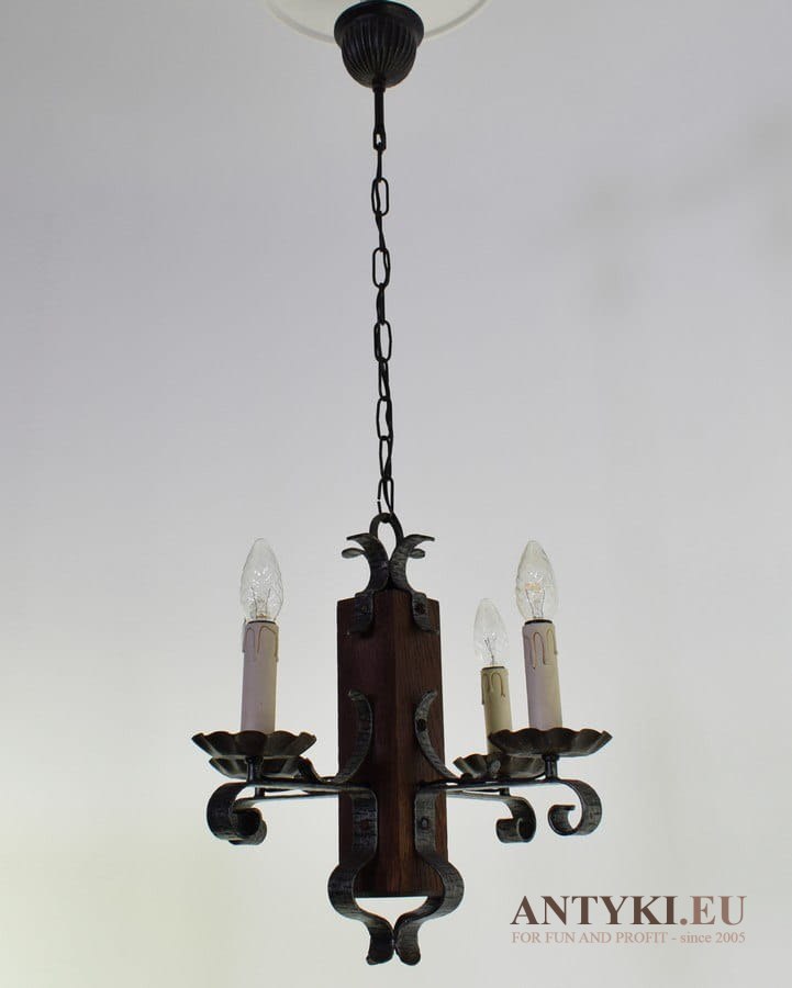 Rustykalna lampa sufitowa góralska do wiejskiej chaty kuty metal i drewno