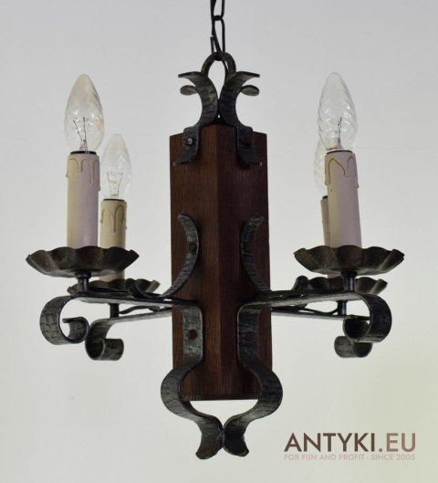 Rustykalna lampa sufitowa góralska do wiejskiej chaty kuty metal i drewno