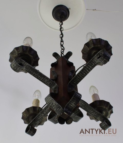 Rustykalna lampa sufitowa góralska do wiejskiej chaty kuty metal i drewno